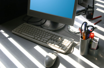 Obraz na płótnie Canvas Table with the monitor, the keyboard, a portable radio set .