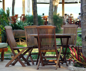 Fototapeta na wymiar drewniane krzesła i stolik na patio