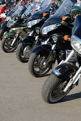 Fototapeta na wymiar Motocykle stoją w kolejce na drodze