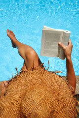 Mujer Leyendo en el Verano