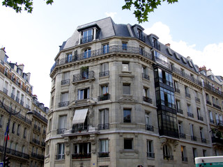 Fototapeta na wymiar Masywny budynek z kamienia, Paris