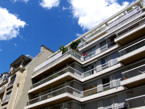 Facade moderne avec balcons  sur ciel bleu. Paris.