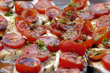 Tomaten mit Mozzarella, Basilikum