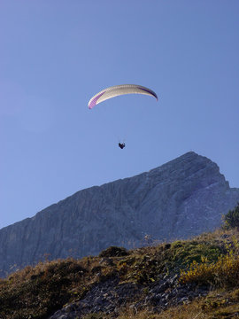 Gleitschirmflieger an der Alpspitze