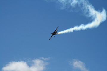 Fototapeta na wymiar wyścig samolot na niebie