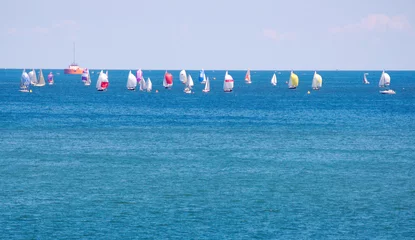 Crédence de cuisine en verre imprimé Naviguer Colorful sailboats participating in a race on Lake Erie