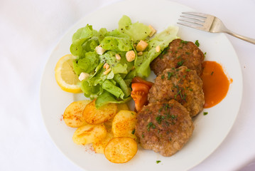 Frikadellen mit Bratkartoffeln 4