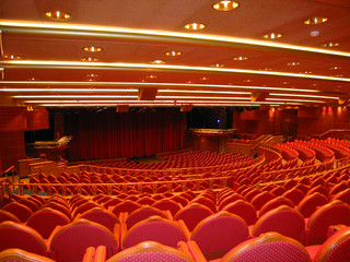 Auditorium interieur in rode kleuren