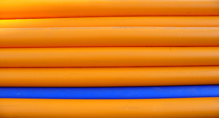 orange blaue rohre