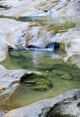 Fototapeta na wymiar Fragment rzeki górskiej działa wśród kamieni