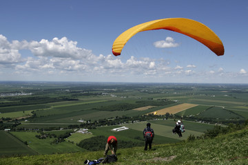 Tandem paragliders jump