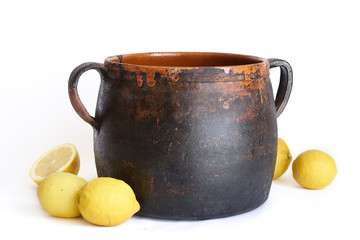 composizione di brocca e limoni