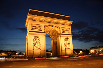 Fototapeta na wymiar Arc de Triomphe w nocy - Place de l'Etoile - Paryż