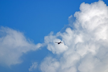 Flugzeug am Wolkenhimmel