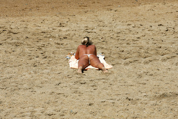 femme entrain de bronzer