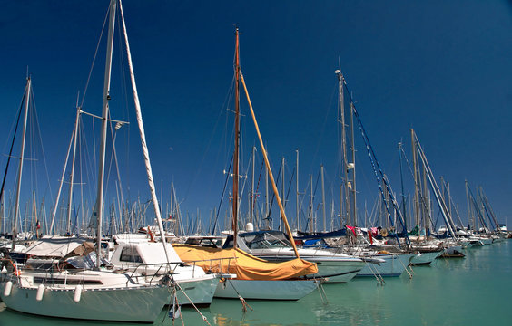Le port de Saint Laurent du Var sur la Côte d'Azur.