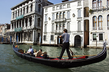 Fototapeta na wymiar Gondola w kanale w Wenecji