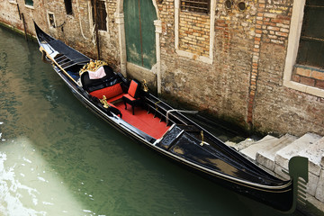 Fototapeta na wymiar Gondola at the canal in Venice