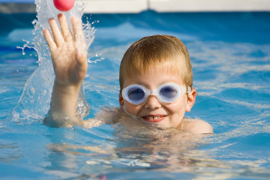 enfant jouant dans une piscine