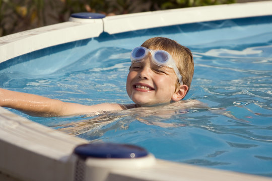 enfant jouant dans une piscine