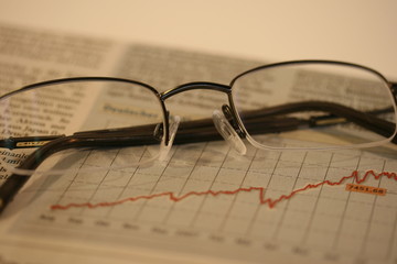 Börsenchart und Brille