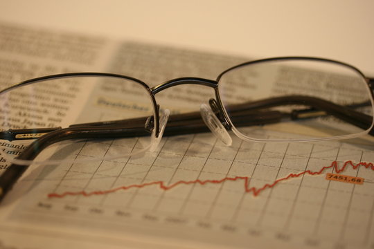 B&ouml;rsenchart und Brille