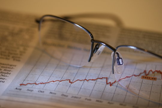 B&ouml;rsenchart und Brille
