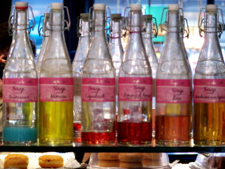 Bouteilles de sirops colorés