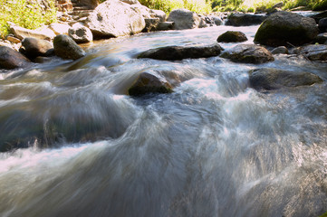 kleine Stromschnellen und Gischt in kleinem Fluss