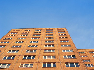 Fototapeta premium Plattenbau Hochhaus, unsaniert