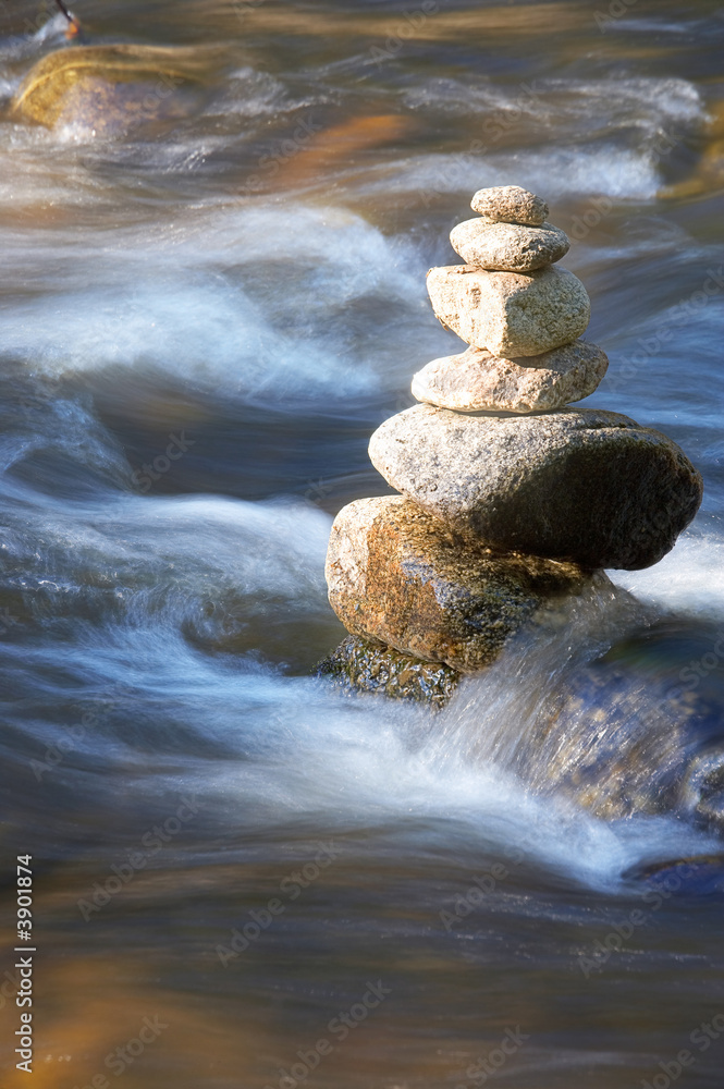 Wall mural kleiner Fluss mit vielen Steinen und Wellen