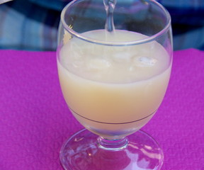 Eaus coulant dans un verre de  pastis
