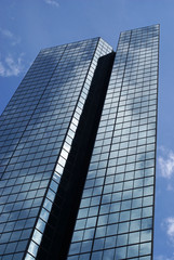 Fototapeta na wymiar mirrored skyscraper