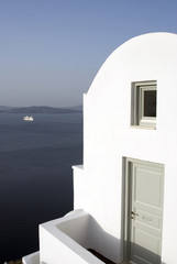 Fototapeta premium santorini villa hotel over sea with view of cruise ship 