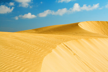Fototapeta na wymiar wanderdüne i złote chmury pustyni Fuerteventura