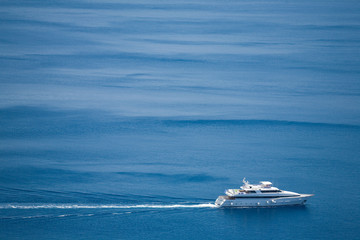 Fototapeta na wymiar Luksusowa statku (jachtu) pływających na morzu