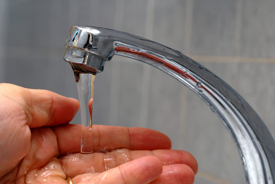 La main sous l'eau