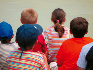 Kinder von hinten