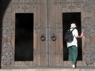 Kirchentür mit eintretender Touristin