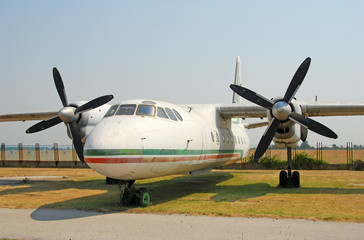 Fototapeta na wymiar Stary opuszczony samolot AN-24