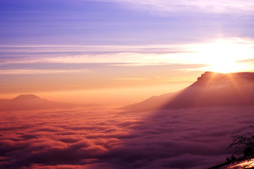 Fototapeta na wymiar Grzbiet górski z wysokim cloudness w czasie zachodu słońca