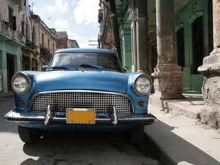 Fotobehang Foto van een oude auto in Cuba. Havana © Alexander Y