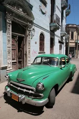 Fotobehang Foto van een oude auto in Cuba. Havana © Alexander Y