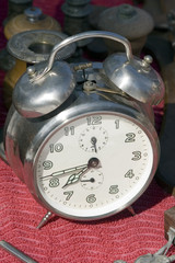 Vieux r&eacute;veil sur une brocante