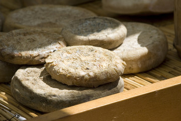 Produits frais sur le marché : fromage au lait cru