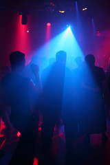 Fototapeta na wymiar Dancing ludzi w podziemnym klubie