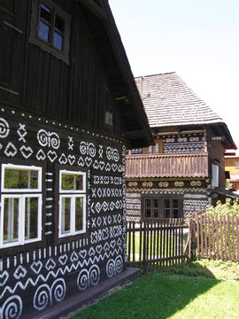 bemalte hausfassaden in cicmany slowakei
