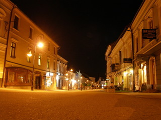 Fototapeta na wymiar deptak z nocnego oświetlenia ulicznego