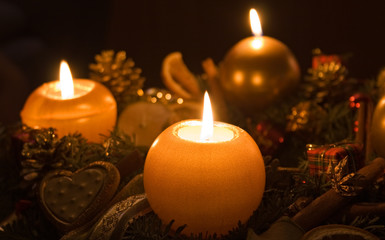 Weihnachtsgesteck / Adventskranz mit Kerze