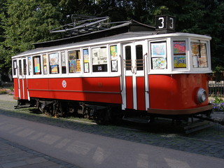 Fototapeta na wymiar stary tramwaj w galerii